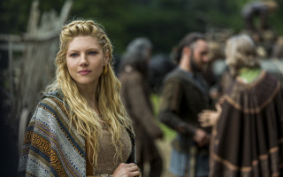Woman blonde hair medieval crowd - a crowd of people free wallpaper