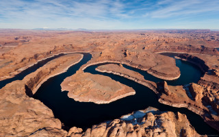 Large body water mountains desert - a large body of water free wallpaper