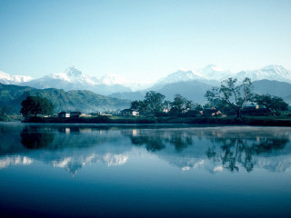 Lake mountain range houses shore - a few house free wallpaper