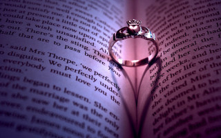 Ring shadow book page light 3 - a shadow free wallpaper