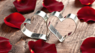 Heart shaped scissors red flowers - jewelry free wallpaper