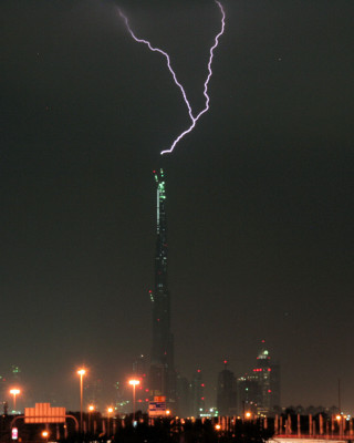 Lightning bolt sky city night - free new year wallpaper