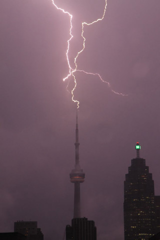 Lightning bolt hitting building toronto - cloudy free wallpaper