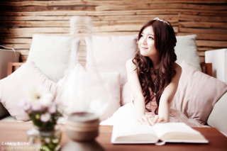 Woman couch book flowers vase - a vase of flowers free wallpaper