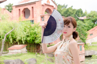 Woman holding fan garden pond - a building free wallpaper