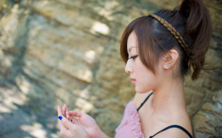 Woman braid cell phone rock - a rock wall free wallpaper