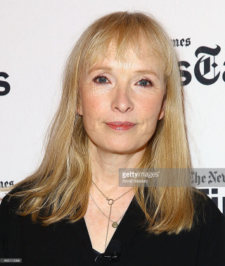 Blonde woman black shirt red - a red carpet free wallpaper
