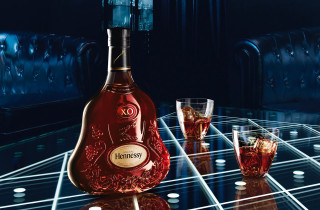 Hennessy glasses table blue background - product photography free wallpaper for desktop