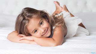 Little girl bed crossed smile - a little girl free wallpaper
