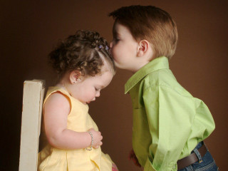 Boy girl kissing room brown - a brown wall free wallpaper