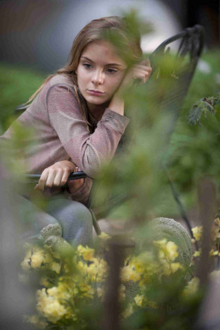 Woman sitting chair cell phone 2 - movie still free wallpaper