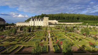 Large garden castle clouds trees - baroque free wallpaper
