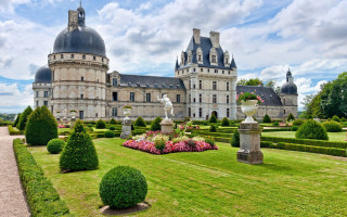 Castle garden walkway statue yard - a walkway free wallpaper