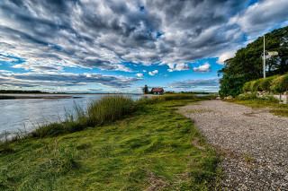 Path river house clouds grassy - a house in the distance free wallpaper