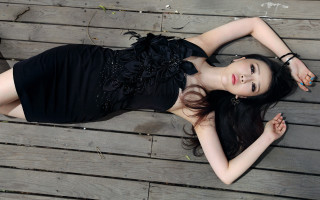 Woman bench black dress bracelets - slim free wallpaper
