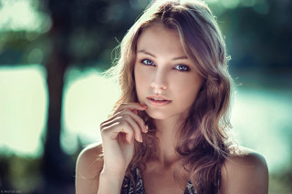 Woman blue eyes posing hand - blue eye free wallpaper for desktop