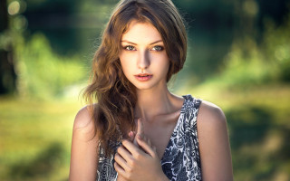 Woman longhair field serious portrait - her face free wallpaper for desktop