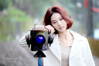 Woman camera portrait bokeh redhair - photorealistic free wallpaper for desktop