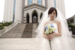 Woman wedding dress bouquet church 2 - movie still free wallpaper