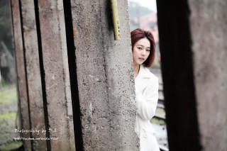 Woman leaning wall serious expression 2 - a woman leaning against a wall free wallpaper