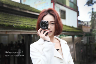 Woman taking picture camera building - a camera in front free wallpaper