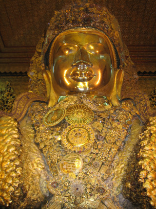 Golden buddha statue gold background 2 - a gold background free wallpaper