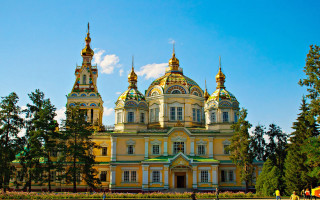 Large building two towers clock 3 - a few person free wallpaper