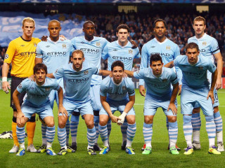 Men soccer field crowd standing - a crowd of people free wallpaper
