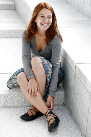 Woman smiling steps crossed legs - her shoe free wallpaper