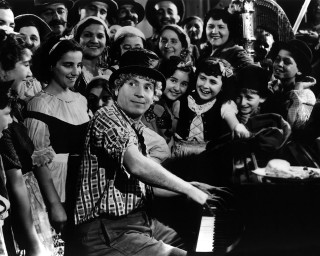 Man piano crowd black white - claude rogers free wallpaper