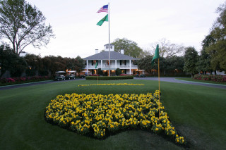 Large house lawn flower bed - a large house free wallpaper