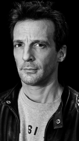 Man leather jacket serious look 5 - de stijl free wallpaper