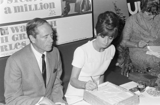 Man woman signing papers table - a man and a woman sitting free wallpaper