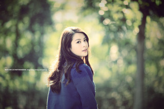 Woman forest sunlight portrait bokeh - chen lin free wallpaper