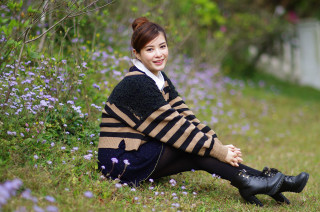 Woman smiling field flowers sitting - fei danxu free wallpaper
