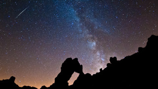 Night sky shooting star rock - astrophotography free wallpaper