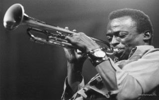 Man playing trumpet on stage - edward simmons free wallpaper