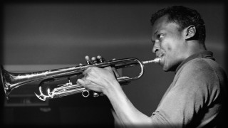 Man trumpet black and white - a trumpet free wallpaper