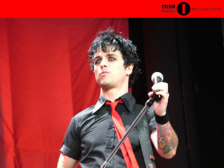 Man microphone red tie stage - a red curtain behind free wallpaper