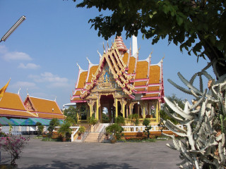 Gold roofed building with plants - gold free wallpaper