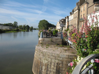 River flowers bridge buildings background - a few building free wallpaper