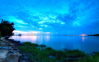 Blue sky clouds lake bench - grass free wallpaper