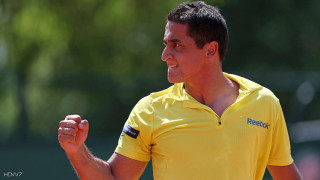 Yellow shirt tennis racket blurry - a tennis racket free wallpaper
