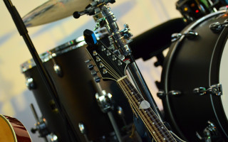 Guitar drums table room wallpaper - dave allsop free wallpaper