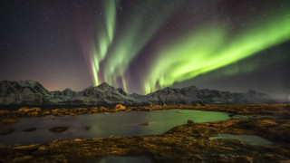 Green purple aurora borealis lake 2 - a reflection of the sky free wallpaper