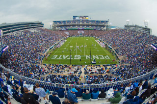Stadium crowd football game cloudy - a large stadium free wallpaper