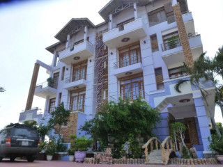 Car parked tall building balconies - front view free wallpaper