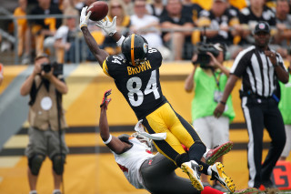Football player catching ball referee - a ball in the air free wallpaper