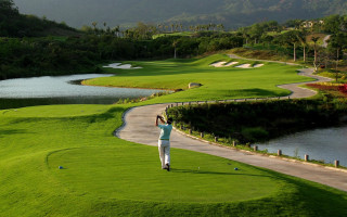 Man playing golf lake mountains - near free wallpaper