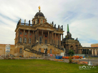 Large building green lawn clock 2 - barthel bruyn free wallpaper